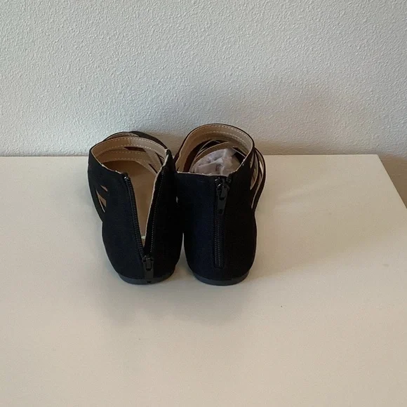 Journee Collection Elegant Black Strappy Women's Flats - Picture 3 of 5